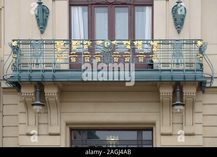 Im Art Nouveau Stil Balkon auf städtischen Hausfassade in Prag, Tschechische Republik. Stockfoto