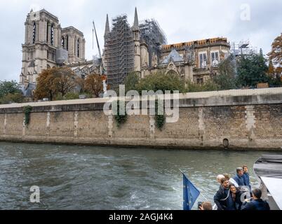 Die niedergebrannte Kathedrale Notre-Dame im Regen, Paris, Frankreich Stockfoto