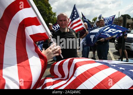 Dahlonega, Georgia, USA. 14 Sep, 2019. CHESTER ALMOSEN, ein langfristiger weißen nationalistischen Führer, Hände, die amerikanische Flaggen zu Unterstützer vor, was er als ein "American Patriot Rally' Präsident Trumpf zu ehren. Doles sagte, die Veranstaltung war "nicht einen so genannten weißen nationalistischen Rally' und 'Jedermann' war herzlich Willkommen. Credit: Miguel Juarez Lugo/ZUMA Draht/Alamy leben Nachrichten Stockfoto