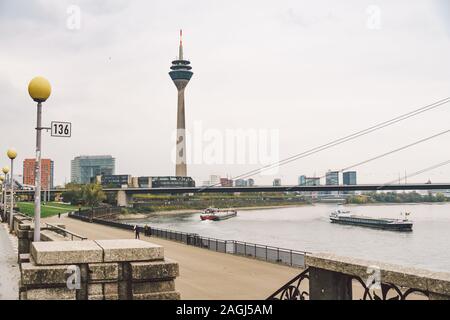 25. Oktober 2018, Deutschland, Düsseldorf. TV Tower, Sightseeing in der Innenstadt im Herbst bei bewölktem Himmel. Rheinturm Rheinturm in Düsseldorf. Es Stockfoto