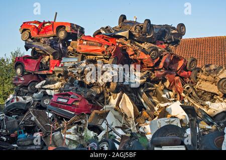 Zabalj, Serbien, Backa, 10. September 2018. Auto Abfälle mit vielen Autos warten auf Transport Stockfoto