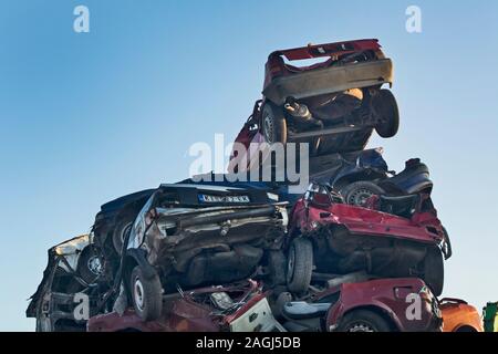 Zabalj, Serbien, Backa, 10. September 2018. Auto Abfälle mit vielen Autos warten auf Transport Stockfoto