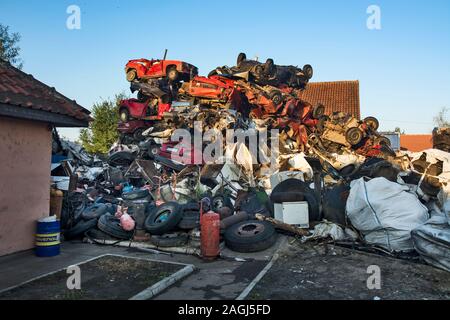 Zabalj, Serbien, Backa, 10. September 2018. Auto Abfälle mit vielen Autos warten auf Transport Stockfoto