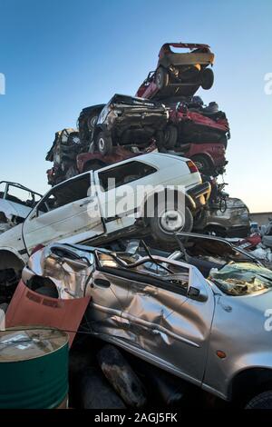 Zabalj, Serbien, Backa, 10. September 2018. Auto Abfälle mit vielen Autos warten auf Transport Stockfoto