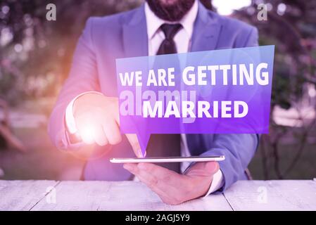 Text Zeichen zeigen Wir Heiraten. Business foto Präsentation Verlobung Hochzeit Vorbereitung Liebespaar Geschäftsmann mit Zeigefinger in f Stockfoto