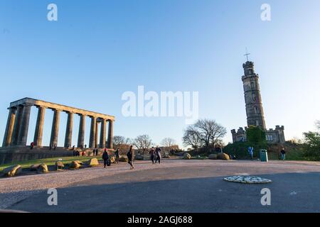 Nachricht vom Skies Nelson Monument, Calton Hill - Projektion wird von Norden aus betrachtet, am Wendekreis, also auf die nach Norden gerichtete Seite Stockfoto