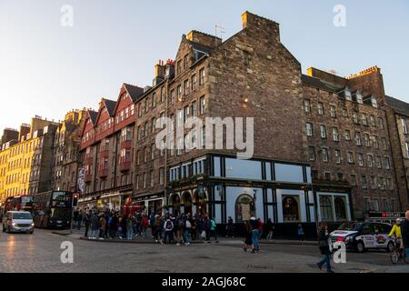 Nachricht von The Skies Deacon Brodie's Tavern, Lawnmarket - die Projektion würde auf die Ostseite der Bank Street erfolgen Stockfoto