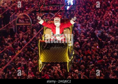 Die äußerst beliebten Weihnachtsfeierlichkeiten der schottischen Hauptstadt beginnen offiziell an diesem Wochenende mit Light Night am Sonntag. Stockfoto