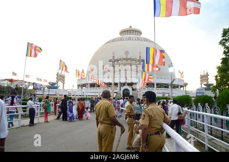 NAGPUR, INDIEN - 14. MAI 2014: Unbekannter Menschen besuchen die buddhistische Monument Deekshabhoomi. Es ist ein wichtiger Wallfahrtsort. Stockfoto