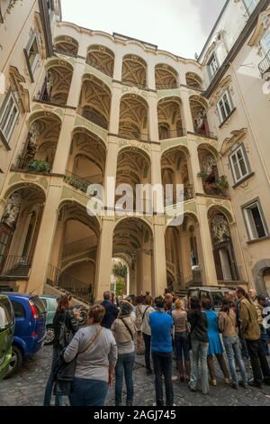 Berühmte Flug Treppe im Palazzo dello Spagnolo, Neapel, von der barocken Architekten Ferdinando Sanfelice, Rione Sanità, Neapel cit konzipiert Stockfoto