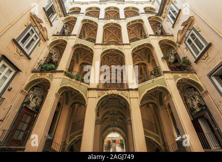 Berühmte Flug Treppe im Palazzo dello Spagnolo, Neapel, von der barocken Architekten Ferdinando Sanfelice, Rione Sanità, Neapel cit konzipiert Stockfoto