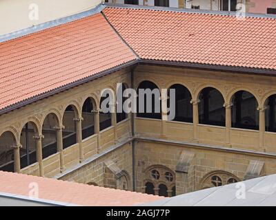 Ziegeldach des 16. Jahrhunderts Dominikanerkloster Gehäuse San Telmo Museum der baskischen Kultur in baskischen Stadt San Sebastian, Nordspanien, Europa Stockfoto