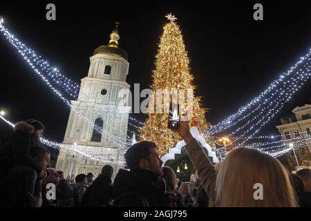 Kiew, Ukraine. 19 Dez, 2019. Die wichtigsten Weihnachtsbaum während der Zeremonie in der St. Sophia in Kiew. Die wichtigsten Weihnachtsbaum des Landes, deren Höhe mehr als 20 Meter hoch, ist mit etwa Tausend themed Spielwaren und ca. 4 km von bunten Girlanden dekoriert, entsprechend dem offiziellen Portal der ukrainischen Hauptstadt. Riesige Figuren der Nussknacker und Helden der animierten Serie über kosaken "Guard" der Weihnachtsbaum. Die Eröffnung der Ukrainischen main Weihnachtsbaum 2020 fand am 19. Dezember auf St. Nikolaus Tag. (Bild: © pavlo Gontschar/SOPA Bilder Stockfoto