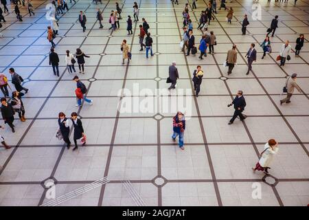 OSAKA, Japan - 25 November 2014: Menschen zu Fuß unter Regen in einem Zebrastreifen in Osaka, Japan. Stockfoto