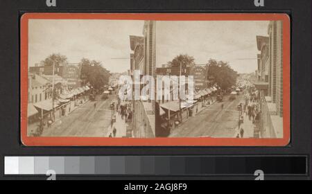 Main St, Poughkeepsie umfasst einerseits - farbige Anzeigen. Blick von Slee Brüder, Vail, G. W. Pach und andere Fotografen und Verlage. Robert Dennis Sammlung von stereoskopische Ansichten. Titel von Cataloger'. Blick von Poughkeepsie einschließlich allgemeiner und Blick auf die Straße, Blick auf die Eastman Business College, einschließlich Studenten in verschiedenen Abteilungen; das Wasser Werke; der Fluss mit Dampfschiffen und Eisenbahnbrücke; ein Friedhof, Vassar College einschließlich Gebäude, Gelände, Studenten in den Booten, das Museum, inklusive Einrichtung und Ausstellungen; Porträts; Main St., Poughkeepsie.; Stockfoto