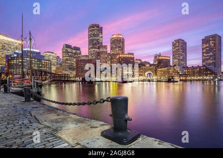 Sonnenuntergang Skyline von Boston, MA. vom Lüfter Pier Park. Stockfoto