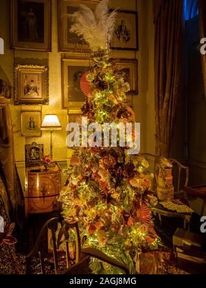 'A Christmas Masquerade' Castle Howard, New York 2019. Weihnachten zeigt durch design team Charlotte Lloyd Webber und Bretta Gereke feiert theatralischen Wurzeln des Hauses und der Einfluss des italienischen Barock auf seine herrliche Architektur und Inneneinrichtung. Stockfoto