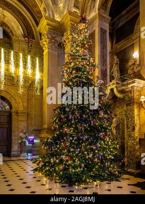 'A Christmas Masquerade' Castle Howard, New York 2019. Weihnachten zeigt durch design team Charlotte Lloyd Webber und Bretta Gereke feiert theatralischen Wurzeln des Hauses und der Einfluss des italienischen Barock auf seine herrliche Architektur und Inneneinrichtung. Stockfoto