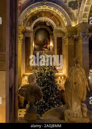 'A Christmas Masquerade' Castle Howard, New York 2019. Weihnachten zeigt durch design team Charlotte Lloyd Webber und Bretta Gereke feiert theatralischen Wurzeln des Hauses und der Einfluss des italienischen Barock auf seine herrliche Architektur und Inneneinrichtung. Stockfoto