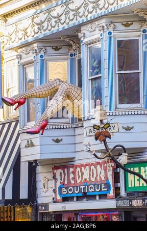 SAN FRANCISCO, USA - 15. Dezember 2013: Haight Ashbury Viertel in San Francisco, Kalifornien, Vereinigte Staaten von Amerika, ein Hippie. Stockfoto
