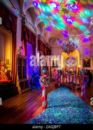 'A Christmas Masquerade' Castle Howard, New York 2019. Weihnachten zeigt durch design team Charlotte Lloyd Webber und Bretta Gereke feiert theatralischen Wurzeln des Hauses und der Einfluss des italienischen Barock auf seine herrliche Architektur und Inneneinrichtung. Stockfoto