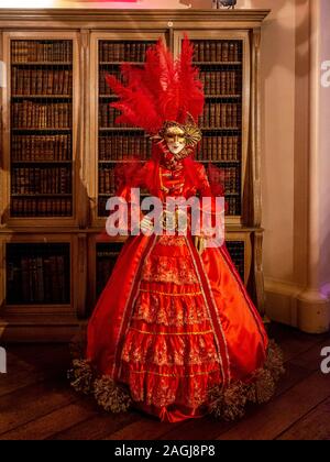 'A Christmas Masquerade' Castle Howard, New York 2019. Weihnachten zeigt durch design team Charlotte Lloyd Webber und Bretta Gereke feiert theatralischen Wurzeln des Hauses und der Einfluss des italienischen Barock auf seine herrliche Architektur und Inneneinrichtung. Stockfoto