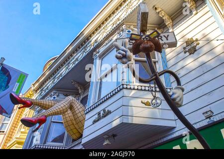 SAN FRANCISCO, USA - 15. Dezember 2013: Haight Ashbury Viertel in San Francisco, Kalifornien, Vereinigte Staaten von Amerika, ein Hippie. Stockfoto