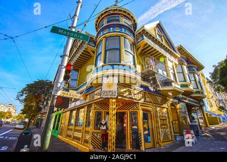 SAN FRANCISCO, USA - 15. Dezember 2013: Haight Ashbury Viertel in San Francisco, Kalifornien, Vereinigte Staaten von Amerika, ein Hippie. Stockfoto