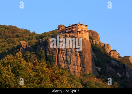 Das 16. Jahrhundert Kloster Rousanou (1560), ein UNESCO-Weltkulturerbe, bei Sonnenuntergang in Meteora, Griechenland Stockfoto