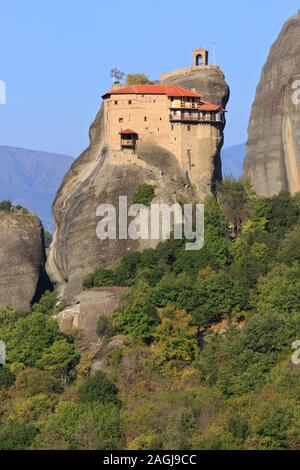 Das 16. Jahrhundert Kloster von Saint Nicholas Anapausas (1527), ein UNESCO-Weltkulturerbe, in Meteora, Griechenland Stockfoto