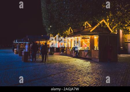 Kioske mit traditionellem Essen in der Weihnachtsmarkt in Düsseldorf, Deutschland Oktober 29, 2018. Stände mit Essen und heißen Getränken an der Altstadt. Weihnachten Stockfoto