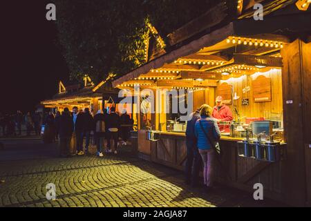 Kioske mit traditionellem Essen in der Weihnachtsmarkt in Düsseldorf, Deutschland Oktober 29, 2018. Stände mit Essen und heißen Getränken an der Altstadt. Weihnachten Stockfoto