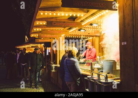 Kioske mit traditionellem Essen in der Weihnachtsmarkt in Düsseldorf, Deutschland Oktober 29, 2018. Stände mit Essen und heißen Getränken an der Altstadt. Weihnachten Stockfoto