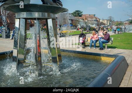 Touristen genießen Sie einen Tag in Bancroft Gärten, Stratford-upon-Avon, Großbritannien Stockfoto