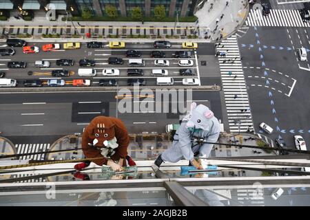 Tokio, Japan. 19 Dez, 2019. Fensterputzer gekleidet wie ein Wildschwein und eine Maus die Fenster des Hotels Ryumeikan Tokyo abwischen. Das ist eine jährliche Veranstaltung, bei der Fensterputzer als Chinesisches Tierzeichen Tiere aus der Gegenwart und der kommenden Jahr zum Jahresende und Neujahr zu fördern Kleid. 2019 ist das Jahr der Wildschweine, und 2020 wird das Jahr der Ratte. Credit: Rodrigo Reyes Marin/ZUMA Draht/Alamy leben Nachrichten Stockfoto