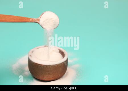 Kollagen oder Protein Pulver auf Teal Hintergrund. Stockfoto