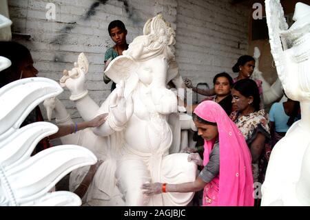MUMBAI, MAHARASHTRA - 24. AUGUST 2014: Künstler gibt letzten Schliff an ein Idol des hinduistischen Gottes Lord Ganesha in der Werkstatt eines Künstlers für Ganesha - Fes Stockfoto