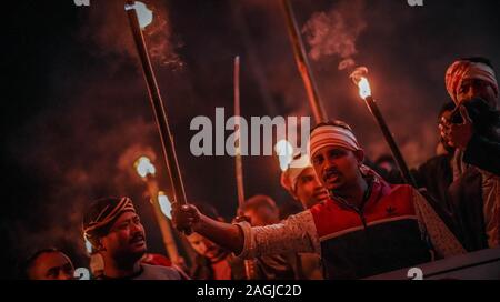 Jorhat, Assam, Indien. 19 Dez, 2019. Mit brennenden Fackeln, Demonstranten nehmen Sie teil an einer Demonstration gegen die von der indischen Regierung Bürger ¾Nderung Act (CAA) in Jorhat, Assam. Das Gesetz wird indische Staatsbürgerschaft Rechte für Flüchtlinge aus Hindus, Jains, Buddhisten, Sikhs, Parsi oder christlichen Gemeinschaften aus Afghanistan, Bangladesch und Pakistan kommt. Credit: Zur Präsentation Chaliha/ZUMA Draht/Alamy leben Nachrichten Stockfoto