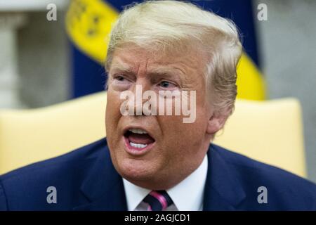 Washington, United States. 19 Dez, 2019. US-Präsident Donald J. Trumpf beteiligt sich an einem Treffen mit Vertreter Jeff Van Drew (nicht abgebildet) von New Jersey am Tag nach dem US-Repräsentantenhaus Trumpf, im Oval Office des Weißen Hauses in Washington, DC, am 19. Dezember 2019 angeklagt. Vertreter Jeff Van zog von New Jersey war einer von drei Demokraten, dass Parteiübergreifenden eine oder beide der Amtsenthebung Artikel im Repräsentantenhaus verabschiedet, zu widersetzen. Van Drew hat gesagt, daß er auf der Republikanischen Partei. Foto von Michael Reynolds Quelle: UPI/Alamy leben Nachrichten Stockfoto