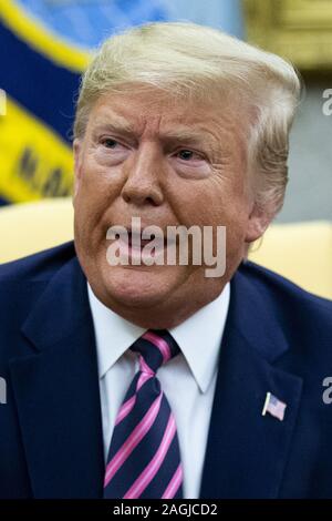 Washington, United States. 19 Dez, 2019. US-Präsident Donald J. Trumpf beteiligt sich an einem Treffen mit Vertreter Jeff Van Drew (nicht abgebildet) von New Jersey am Tag nach dem US-Repräsentantenhaus Trumpf, im Oval Office des Weißen Hauses in Washington, DC, am 19. Dezember 2019 angeklagt. Vertreter Jeff Van zog von New Jersey war einer von drei Demokraten, dass Parteiübergreifenden eine oder beide der Amtsenthebung Artikel im Repräsentantenhaus verabschiedet, zu widersetzen. Van Drew hat gesagt, daß er auf der Republikanischen Partei. Foto von Michael Reynolds Quelle: UPI/Alamy leben Nachrichten Stockfoto