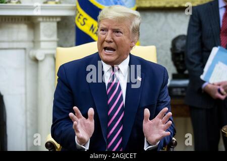 Washington, United States. 19 Dez, 2019. US-Präsident Donald J. Trumpf beteiligt sich an einem Treffen mit Vertreter Jeff Van Drew (nicht abgebildet) von New Jersey am Tag nach dem US-Repräsentantenhaus Trumpf, im Oval Office des Weißen Hauses in Washington, DC, am 19. Dezember 2019 angeklagt. Vertreter Jeff Van zog von New Jersey war einer von drei Demokraten, dass Parteiübergreifenden eine oder beide der Amtsenthebung Artikel im Repräsentantenhaus verabschiedet, zu widersetzen. Van Drew hat gesagt, daß er auf der Republikanischen Partei. Foto von Michael Reynolds Quelle: UPI/Alamy leben Nachrichten Stockfoto