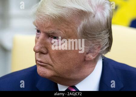 Washington, United States. 19 Dez, 2019. US-Präsident Donald J. Trumpf beteiligt sich an einem Treffen mit Vertreter Jeff Van Drew (nicht abgebildet) von New Jersey am Tag nach dem US-Repräsentantenhaus Trumpf, im Oval Office des Weißen Hauses in Washington, DC, am 19. Dezember 2019 angeklagt. Vertreter Jeff Van zog von New Jersey war einer von drei Demokraten, dass Parteiübergreifenden eine oder beide der Amtsenthebung Artikel im Repräsentantenhaus verabschiedet, zu widersetzen. Van Drew hat gesagt, daß er auf der Republikanischen Partei. Foto von Michael Reynolds Quelle: UPI/Alamy leben Nachrichten Stockfoto