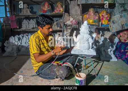 AMRAVATI, MAHARASHTRA - 26. AUGUST 2016: Künstler gibt letzten Schliff an ein Idol des hinduistischen Gottes Lord Ganesha in der Werkstatt eines Künstlers für Ganesha-f Stockfoto