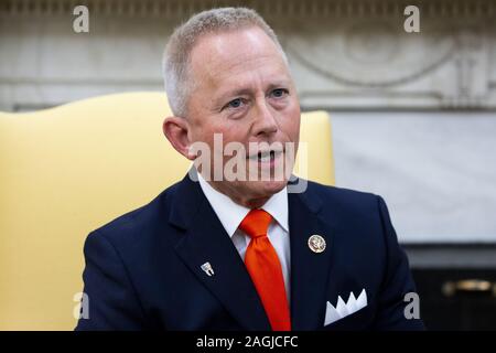 Washington, United States. 19 Dez, 2019. Vertreter Jeff Van zog von New Jersey nimmt an einem Treffen mit US-Präsident Donald J. Trumpf (nicht abgebildet) am Tag nach dem US-Repräsentantenhaus angeklagt Trumpf, im Oval Office des Weißen Hauses in Washington, DC, am 19. Dezember 2019. Vertreter Jeff Van zog von New Jersey war einer von drei Demokraten, dass Parteiübergreifenden eine oder beide der Amtsenthebung Artikel im Repräsentantenhaus verabschiedet, zu widersetzen. Van Drew hat gesagt, daß er auf der Republikanischen Partei. Foto von Michael Reynolds Quelle: UPI/Alamy leben Nachrichten Stockfoto