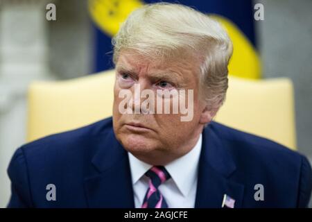 Washington, United States. 19 Dez, 2019. US-Präsident Donald J. Trumpf beteiligt sich an einem Treffen mit Vertreter Jeff Van Drew (nicht abgebildet) von New Jersey am Tag nach dem US-Repräsentantenhaus Trumpf, im Oval Office des Weißen Hauses in Washington, DC, am 19. Dezember 2019 angeklagt. Vertreter Jeff Van zog von New Jersey war einer von drei Demokraten, dass Parteiübergreifenden eine oder beide der Amtsenthebung Artikel im Repräsentantenhaus verabschiedet, zu widersetzen. Van Drew hat gesagt, daß er auf der Republikanischen Partei. Foto von Michael Reynolds Quelle: UPI/Alamy leben Nachrichten Stockfoto