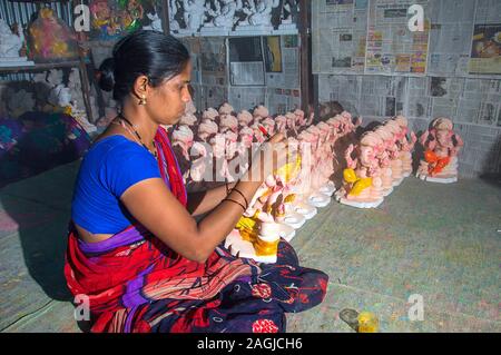 AMRAVATI, MAHARASHTRA - 26. AUGUST 2016: Künstler gibt letzten Schliff an ein Idol des hinduistischen Gottes Lord Ganesha in der Werkstatt eines Künstlers für Ganesha-f Stockfoto