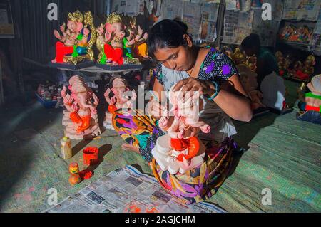 AMRAVATI, MAHARASHTRA - 26. AUGUST 2016: Künstler gibt letzten Schliff an ein Idol des hinduistischen Gottes Lord Ganesha in der Werkstatt eines Künstlers für Ganesha-f Stockfoto