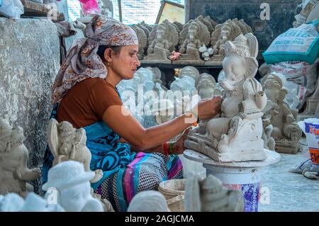 AMRAVATI, MAHARASHTRA - 26. AUGUST 2016: Künstler gibt letzten Schliff an ein Idol des hinduistischen Gottes Lord Ganesha in der Werkstatt eines Künstlers für Ganesha-f Stockfoto