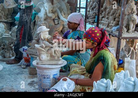 AMRAVATI, MAHARASHTRA - 26. AUGUST 2016: Künstler gibt letzten Schliff an ein Idol des hinduistischen Gottes Lord Ganesha in der Werkstatt eines Künstlers für Ganesha-f Stockfoto