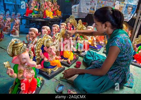 AMRAVATI, MAHARASHTRA - 26. AUGUST 2016: Künstler gibt letzten Schliff an ein Idol des hinduistischen Gottes Lord Ganesha in der Werkstatt eines Künstlers für Ganesha-f Stockfoto